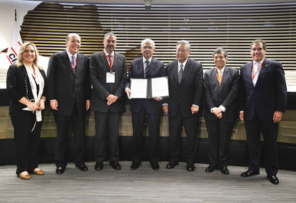 Da esquerda para a direita: Angelica Walker (CPR), Marcio Olivio Fernandes da Costa (Fecomércio), Carlos Alberto Carmona (USP), Sydney Sanches (Câmara de Mediação, Conciliação e Arbitragem Ciesp/Fiesp), Kazuo Watanabe (Conselho de Mediação, Conciliação e Arbitragem do Ciesp/Fiesp), Murilo Portugal (Febraban)e José Horácio Halfeld Rezende Ribeiro (Iasp). Foto: Tâmna Waqued/Fiesp